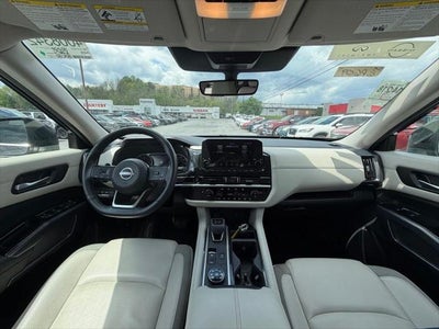 2025 Nissan Pathfinder SL 4WD