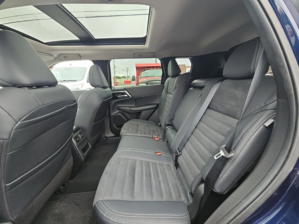 2022 Mitsubishi Outlander Base