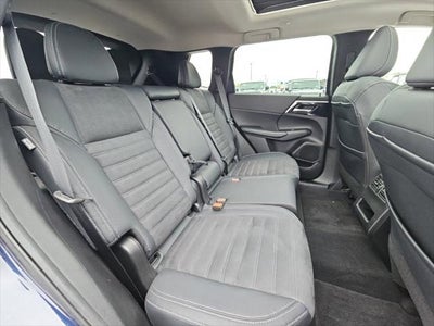 2022 Mitsubishi Outlander Base