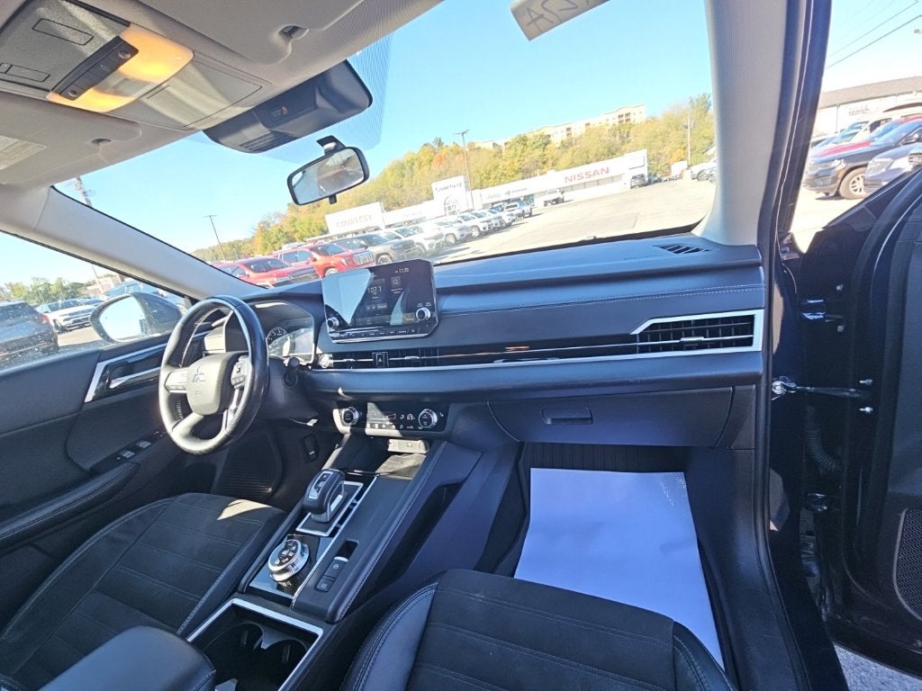 2022 Mitsubishi Outlander Base