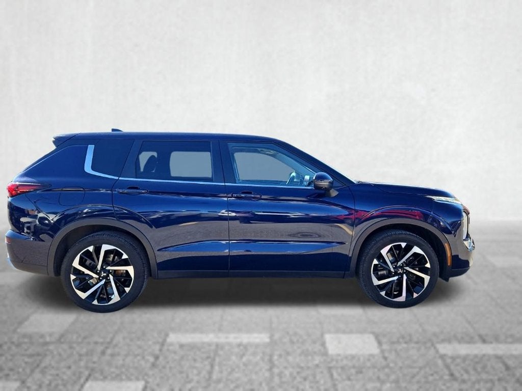 2022 Mitsubishi Outlander Base