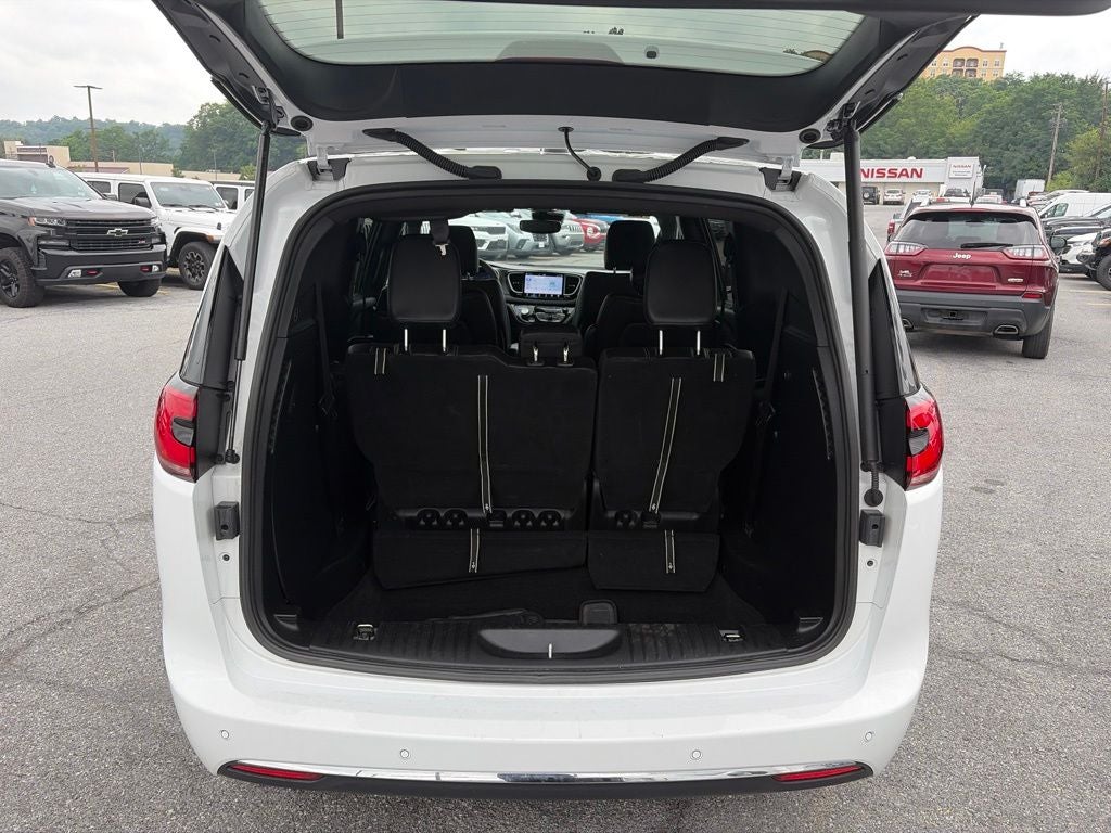 2025 Chrysler Pacifica Select