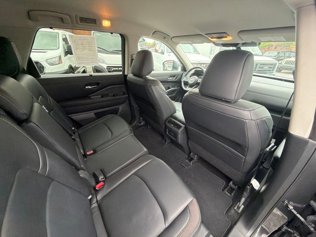 2025 Nissan Pathfinder SL