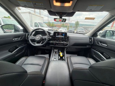 2025 Nissan Pathfinder SL