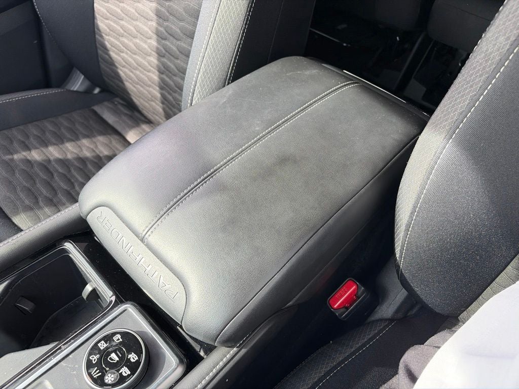 2023 Nissan Pathfinder SV
