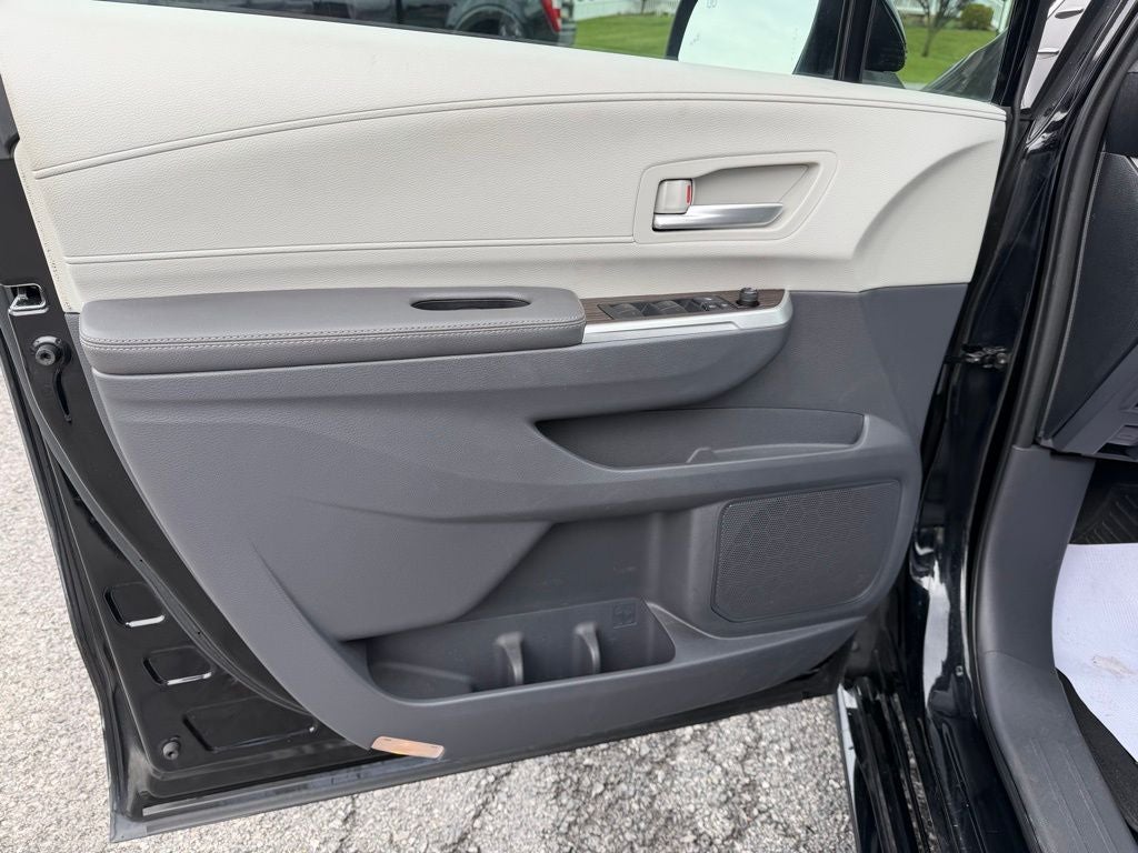 2022 Toyota Sienna XLE 8 Passenger