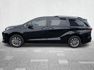 2022 Toyota Sienna XLE 8 Passenger