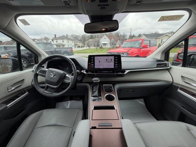2022 Toyota Sienna XLE 8 Passenger