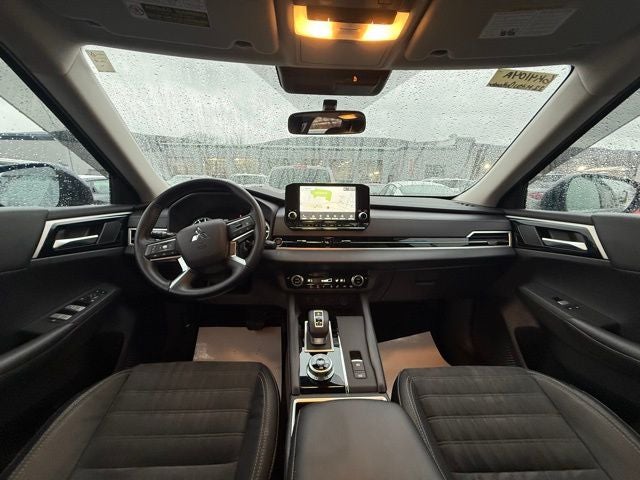 2022 Mitsubishi Outlander Base