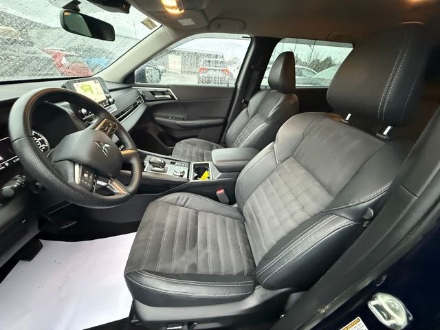 2022 Mitsubishi Outlander Base