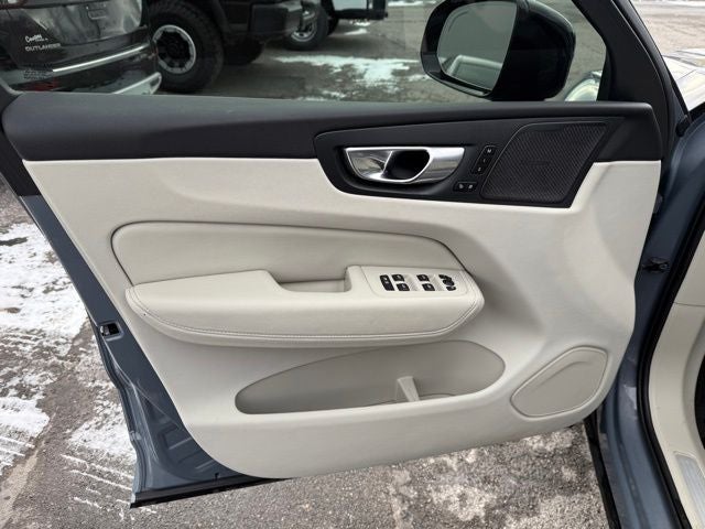 2023 Volvo XC60 B5 Plus Dark Theme