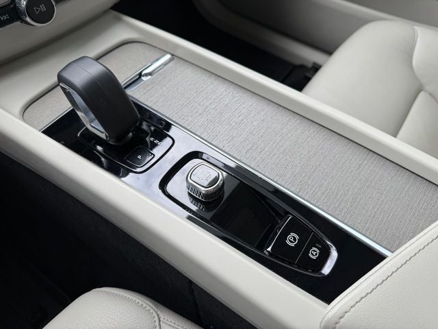 2023 Volvo XC60 B5 Plus Dark Theme