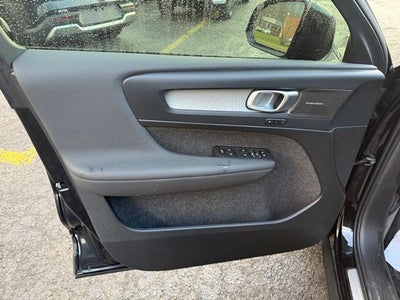 2025 Volvo XC40 B5 Ultra Dark Theme